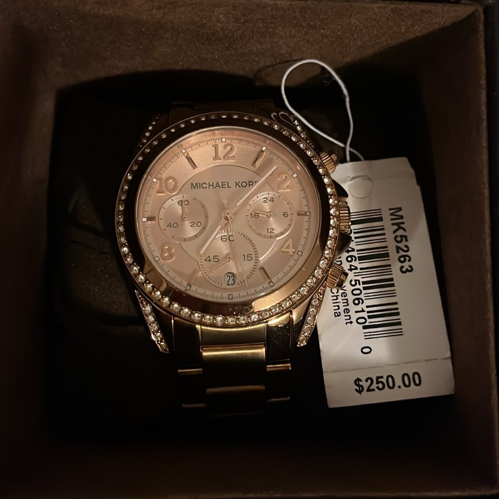 Michael Kors oversized watch MK5263 Chronograph- Comes in its original box.